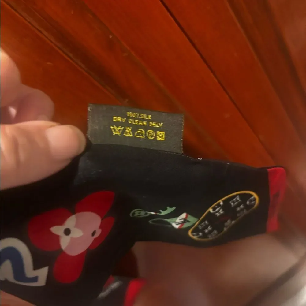 Louis Vuitton stories scarf accessory 2018 Nicolas Ghesquière LV logo Monogram